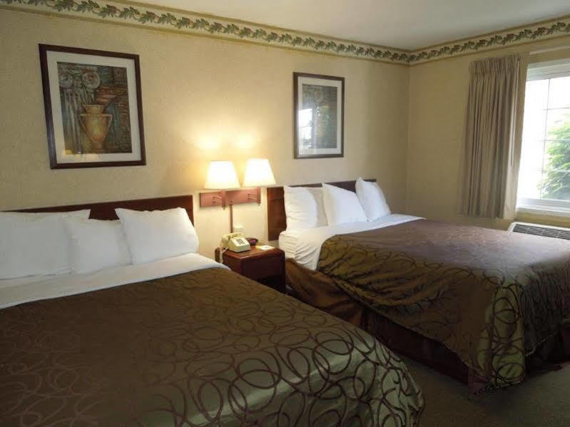 Days Inn By Wyndham Cleveland לייקווד מראה חיצוני תמונה