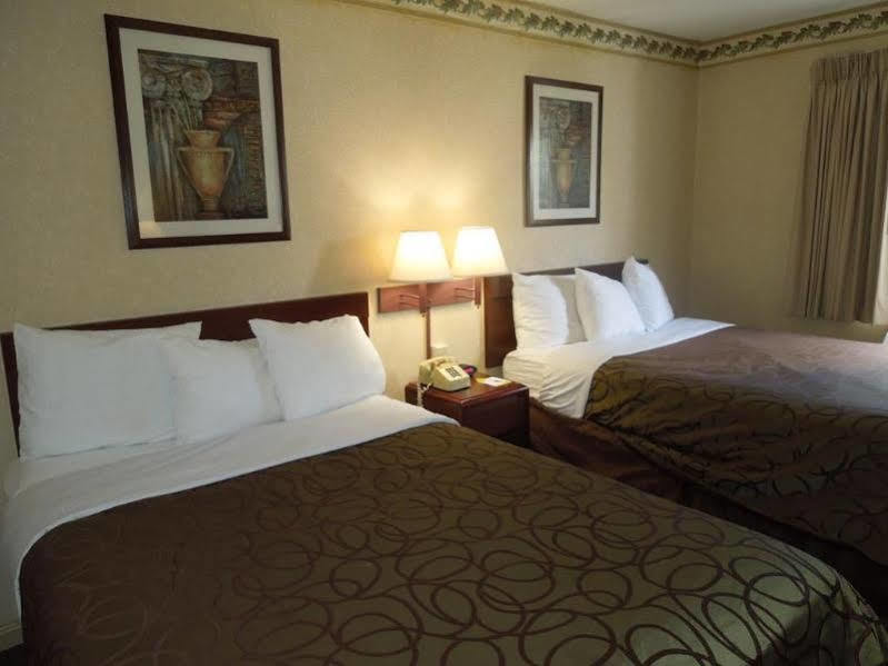 Days Inn By Wyndham Cleveland לייקווד מראה חיצוני תמונה
